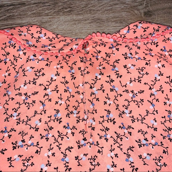 NWT CeCe | Collared Flutter Sleeve Floral Top - Picture 7 of 9